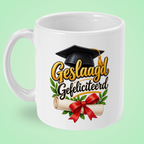 Geslaagd mok ‘Gefeliciteerd’ met afstudeerhoed en diploma