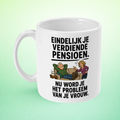 Mok “Eindelijk je verdiende pensioen, nu word je het probleem van je vrouw” – Pensioen Humor Mok met Illustratie