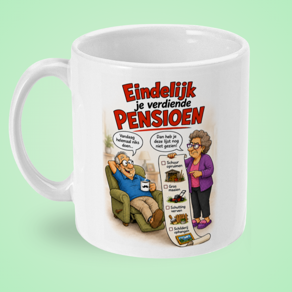 Grappige pensioenmok met illustratie van een gepensioneerde man die wil ontspannen terwijl zijn vrouw een kluslijst heeft klaarliggen. Linker aanzicht.