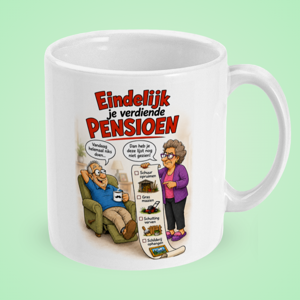 Grappige pensioenmok met illustratie van een gepensioneerde man die wil ontspannen terwijl zijn vrouw een kluslijst heeft klaarliggen. Rechter aanzicht.