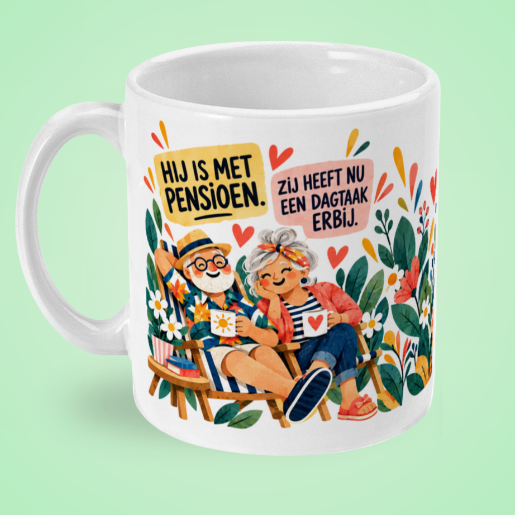 Grappige pensioenmok met kleurrijke illustratie van een gepensioneerd stel en de tekst 'Hij is met pensioen, zij heeft nu een dagtaak erbij'. Linker aanzicht..