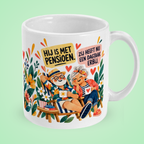 Grappige pensioenmok met kleurrijke illustratie van een gepensioneerd stel en de tekst 'Hij is met pensioen, zij heeft nu een dagtaak erbij'. Rechter aanzicht.