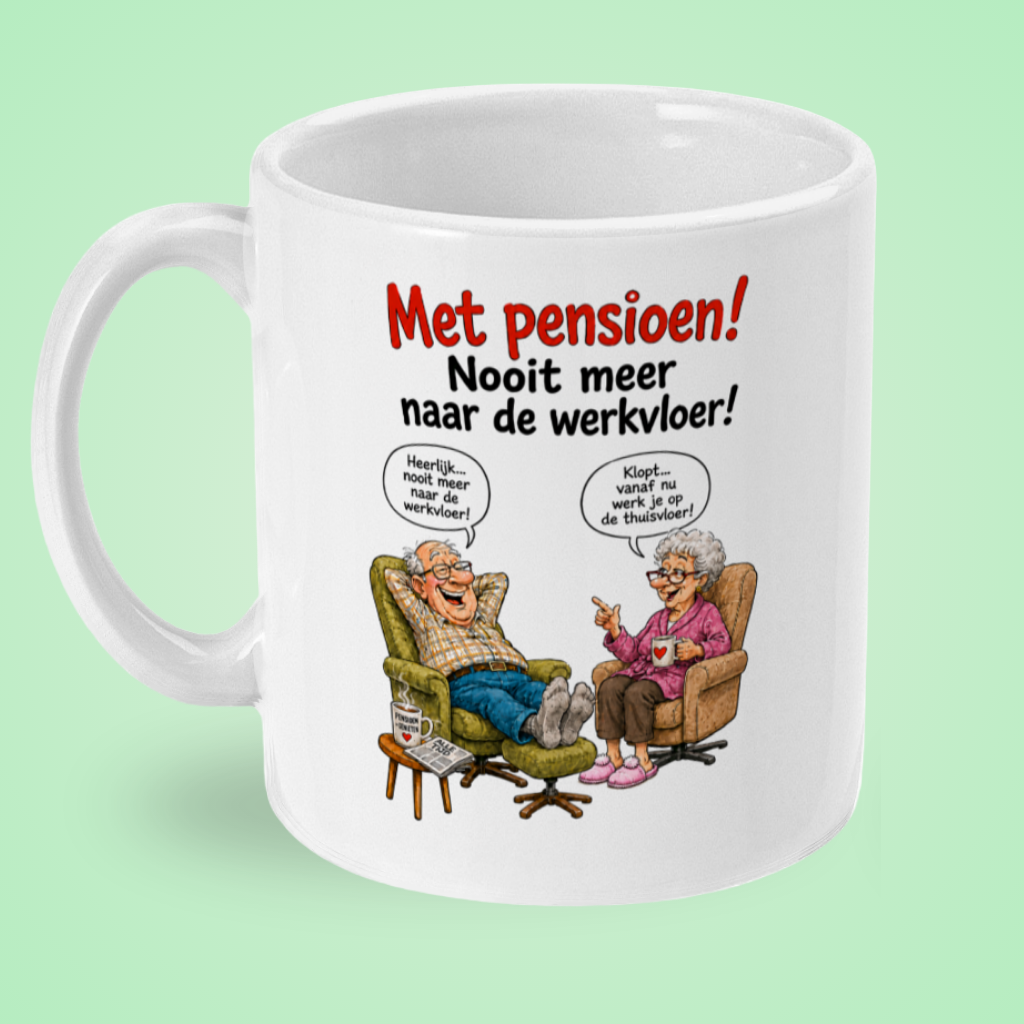 Grappige pensioenmok met een illustratie van een gepensioneerde man en zijn vrouw en de tekst 'Met pensioen, nooit meer naar de werkvloer'. Linker aanzicht.