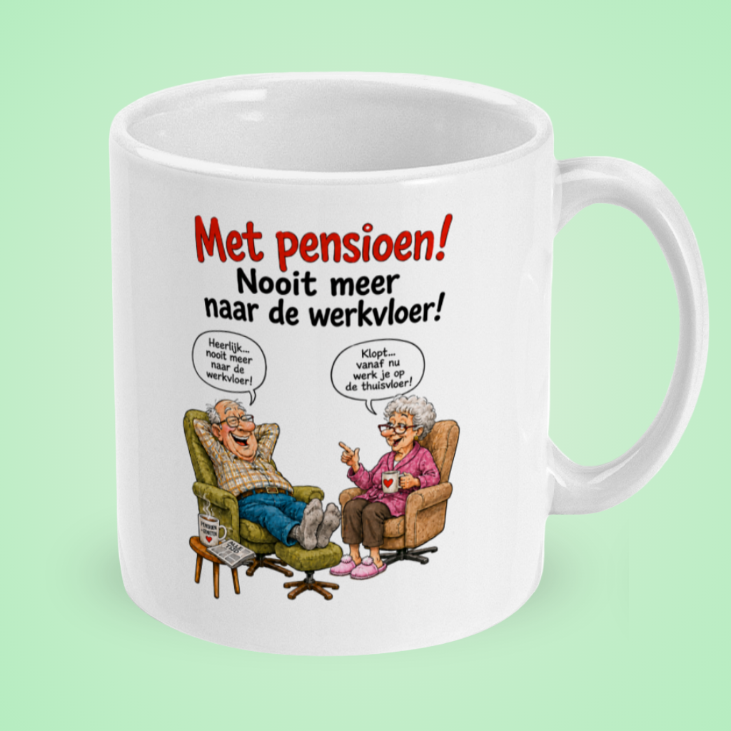Grappige pensioenmok met een illustratie van een gepensioneerde man en zijn vrouw en de tekst 'Met pensioen, nooit meer naar de werkvloer'. Rechter aanzicht.