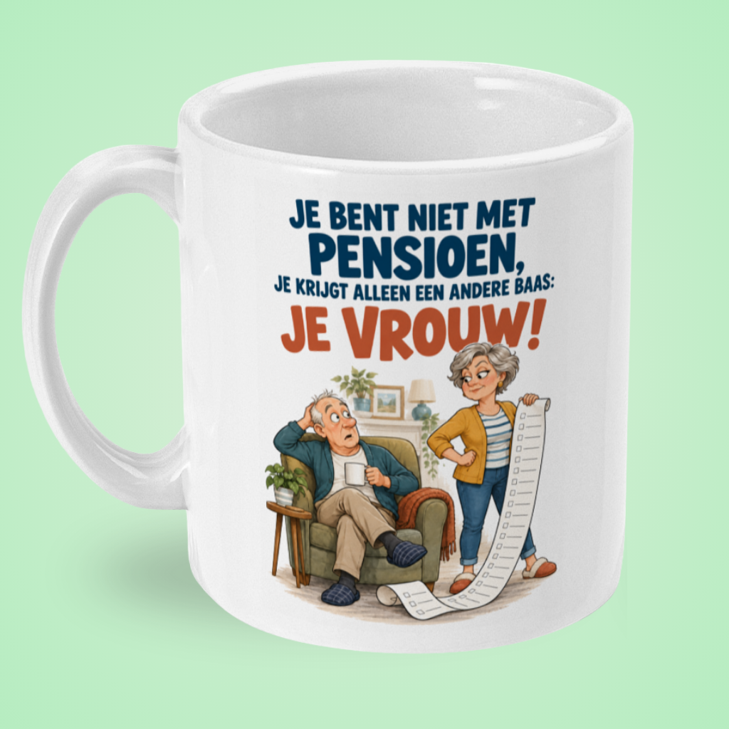Grappige pensioenmok voor een man met de tekst 'Je bent net met pensioen, je krijgt alleen een andere baas: je vrouw' en een illustratie van een echtpaar. Linker aanzicht.