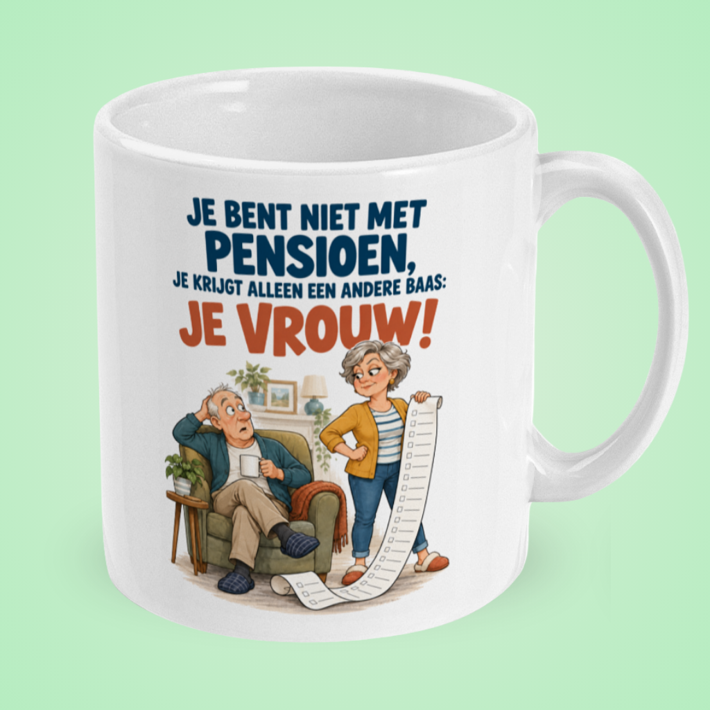 Grappige pensioenmok voor een man met de tekst 'Je bent net met pensioen, je krijgt alleen een andere baas: je vrouw' en een illustratie van een echtpaar. Rechter aanzicht.